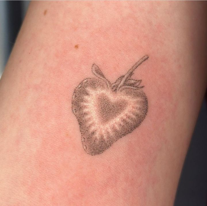 바늘로 한땀 한땀 찔러넣는 핸드포크 타투 | 인스티즈