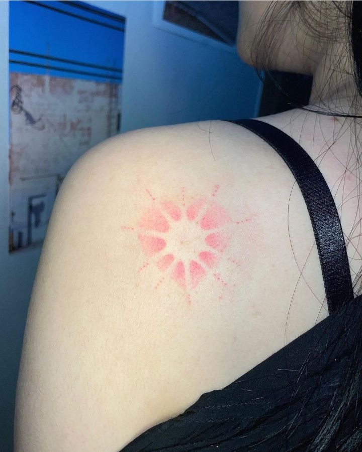 바늘로 한땀 한땀 찔러넣는 핸드포크 타투 | 인스티즈