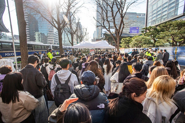 [현장] "재고 괜히 쌓아뒀다"…과도한 통제에 광화문 곳곳 충돌, 상권도 울상 | 인스티즈
