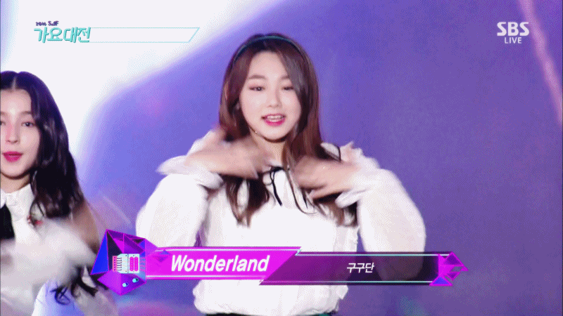 엘프귀처럼 뾰족 튀어나온 가요대전에서 강미나.gif | 인스티즈