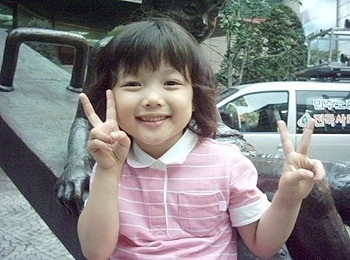 [김유정] 어릴때 모습 .jpg | 인스티즈
