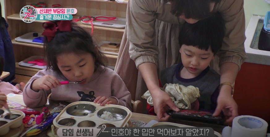 유치원에 온지 3일밖에 안되서 애착 물건 가지고 다니는 꼬마 애기.JPG | 인스티즈