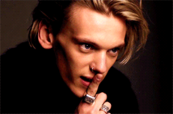 신비한 동물사전에 젊은 그린델왈드 역으로 재등장하는 제이미 캠벨 바우어 | 인스티즈