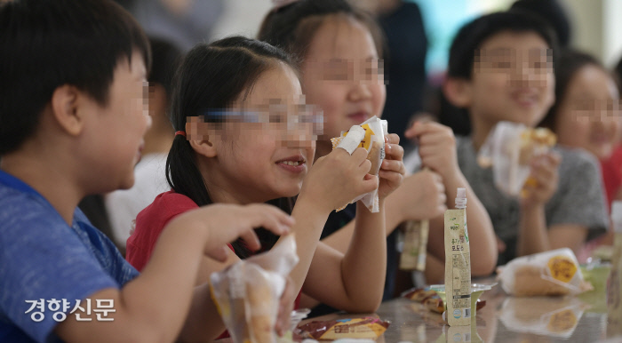 급식파업으로 빵으로 대체하는 아이들.. | 인스티즈