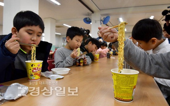 급식파업으로 빵으로 대체하는 아이들.. | 인스티즈