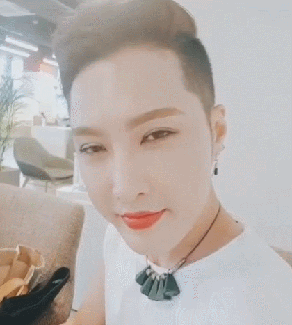 젠더리스라는 김기수의 제스쳐 (사탕 쯉쯉) | 인스티즈