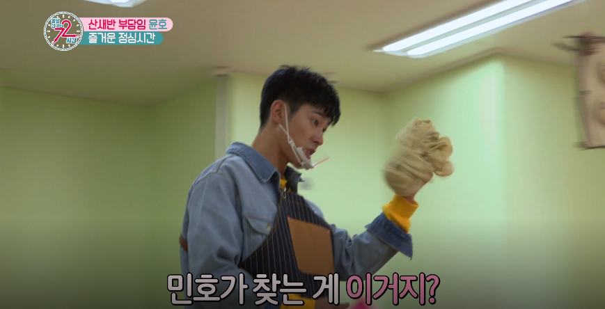 유치원에 온지 3일밖에 안되서 애착 물건 가지고 다니는 꼬마 애기.JPG | 인스티즈