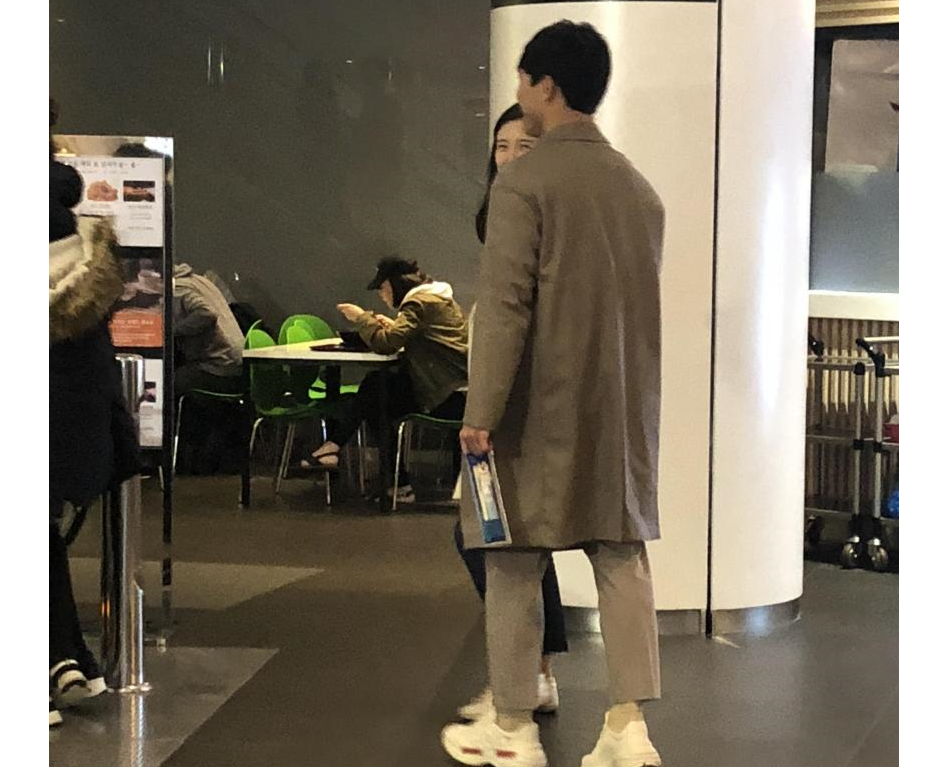 디시에 올라온 장예원 윤성빈 같이 지나가는 사진 | 인스티즈