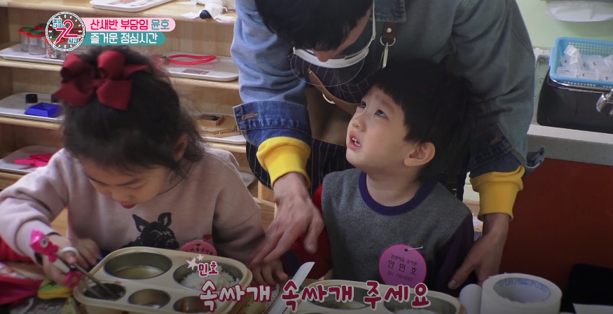 유치원에 온지 3일밖에 안되서 애착 물건 가지고 다니는 꼬마 애기.JPG | 인스티즈