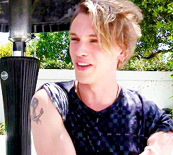 신비한 동물사전에 젊은 그린델왈드 역으로 재등장하는 제이미 캠벨 바우어 | 인스티즈