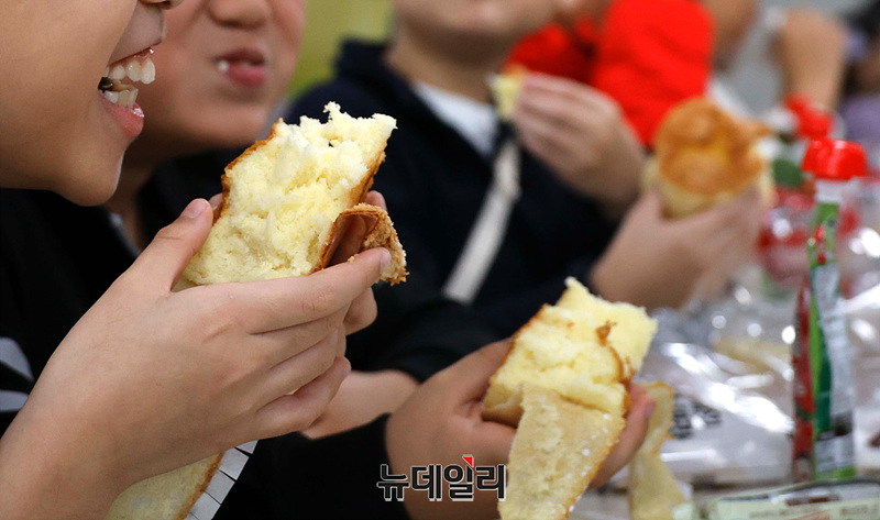 급식파업으로 빵으로 대체하는 아이들.. | 인스티즈