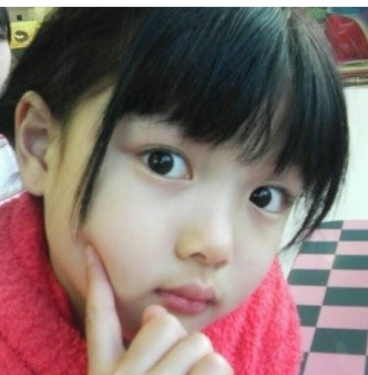 [김유정] 어릴때 모습 .jpg | 인스티즈