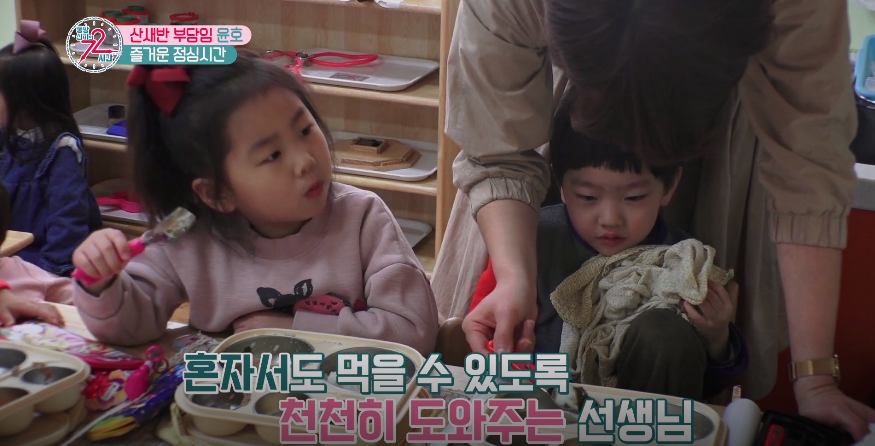 유치원에 온지 3일밖에 안되서 애착 물건 가지고 다니는 꼬마 애기.JPG | 인스티즈