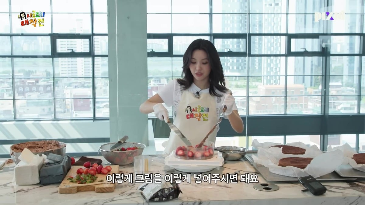 10단 딸기 시루 들고 부처님 생일파티 참석한 전소연.jpg | 인스티즈