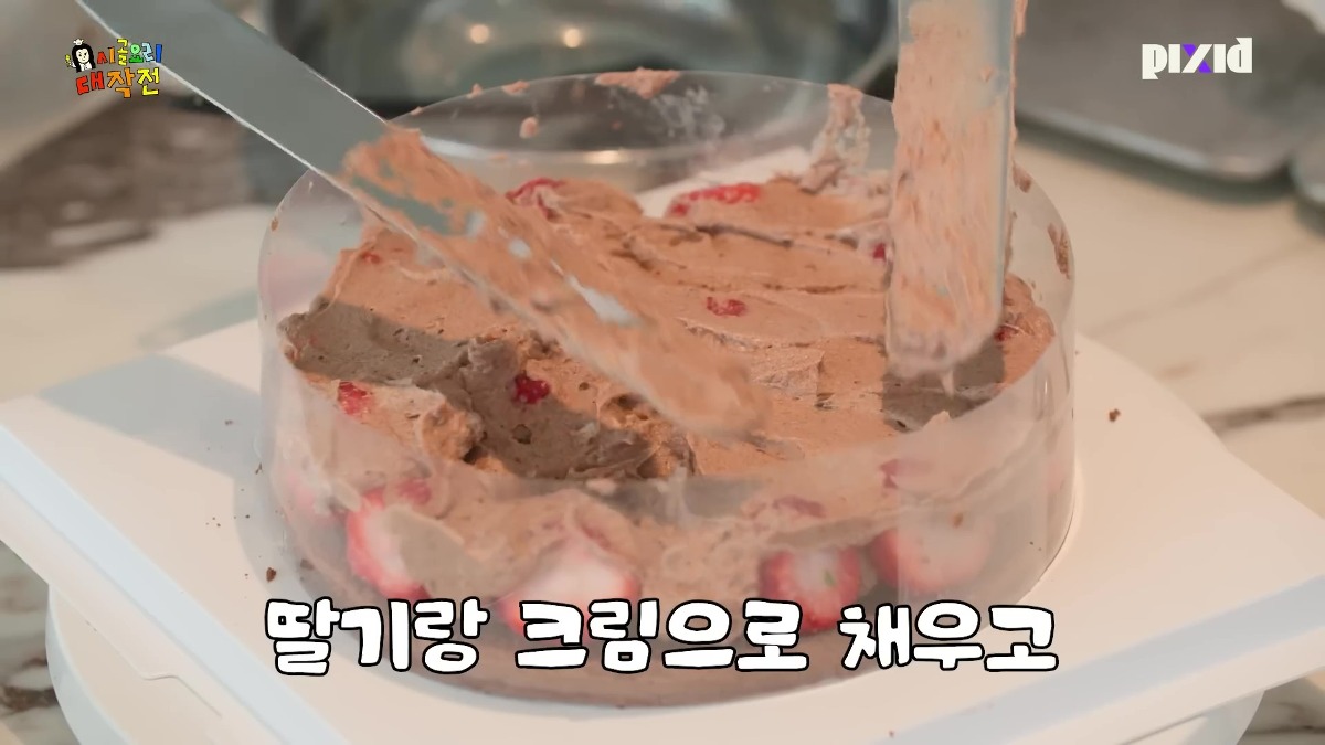 10단 딸기 시루 들고 부처님 생일파티 참석한 전소연.jpg | 인스티즈