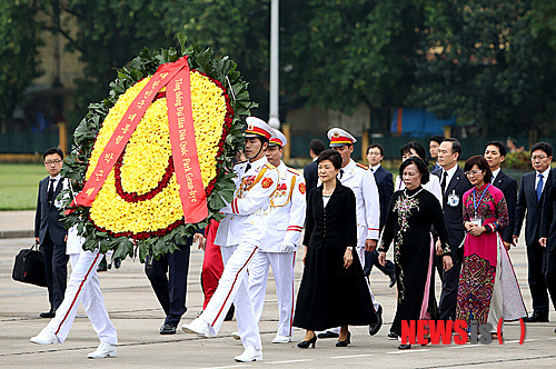 베트남 민간인 학살은 안된 일이지만 어쩔 수 없었어 강대국 미국이 파병하랬는데 어떻게 거절했겠어 그리고 공식사과도 했어ㅠㅠ(feat.박정희) | 인스티즈