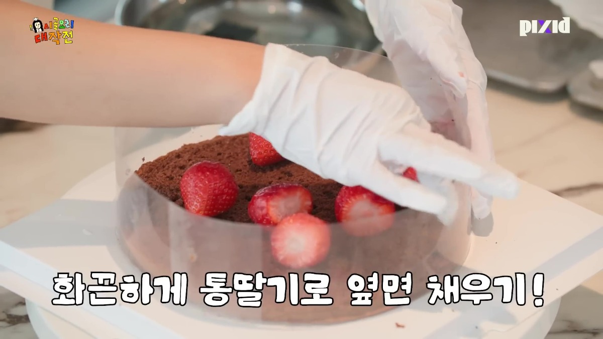 10단 딸기 시루 들고 부처님 생일파티 참석한 전소연.jpg | 인스티즈