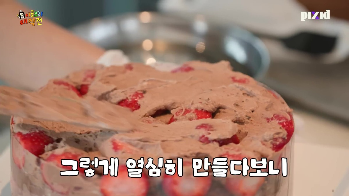 10단 딸기 시루 들고 부처님 생일파티 참석한 전소연.jpg | 인스티즈