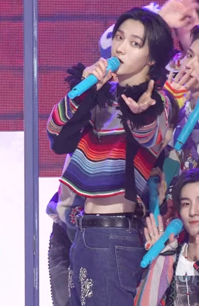 무대의상 절반이 크롭티인 남돌.jpg | 인스티즈