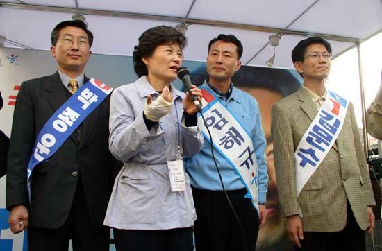 "내 새끼 와 못 가고있노...” 빡침과 분노를 일으키는 영화 속에서 울컥하게 만들었던 장면들 | 인스티즈