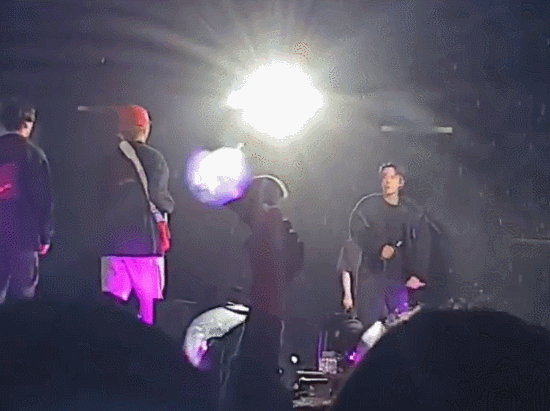 콘서트도중 우는 RM,정국이와 팬들을 조용하게 해줬던 맏형 ㅋㅋㅋ.jpgif | 인스티즈