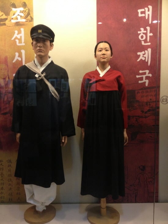 짧은 저고리에 드러난 치마말기=기생한복? ㄴㄴ 그게 조선 말기의 최신유행트렌드! .BGM | 인스티즈