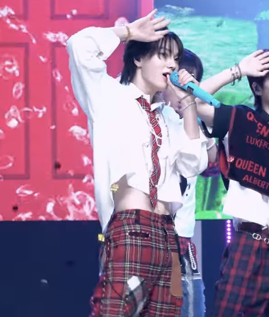 무대의상 절반이 크롭티인 남돌.jpg | 인스티즈