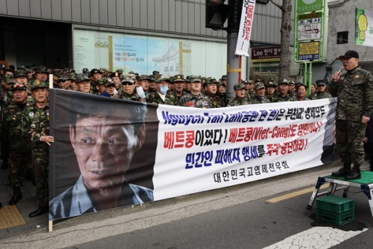 베트남 민간인 학살은 안된 일이지만 어쩔 수 없었어 강대국 미국이 파병하랬는데 어떻게 거절했겠어 그리고 공식사과도 했어ㅠㅠ(feat.박정희) | 인스티즈