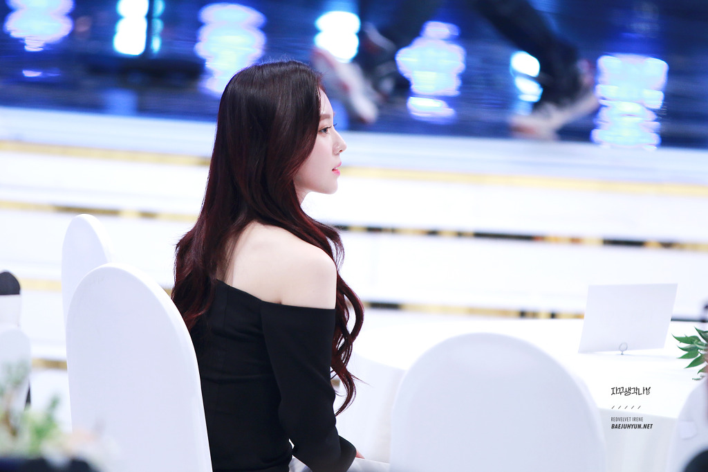 오프숄더 애용하는 레드벨벳 아이린.jpgif | 인스티즈
