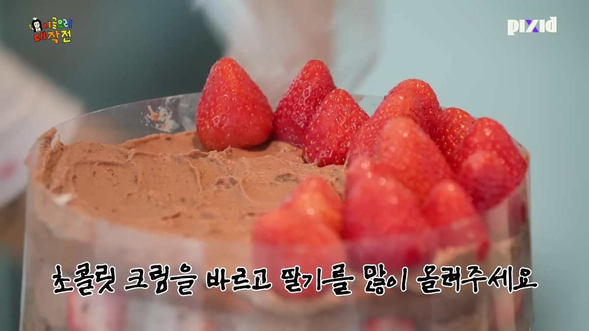 10단 딸기 시루 들고 부처님 생일파티 참석한 전소연.jpg | 인스티즈