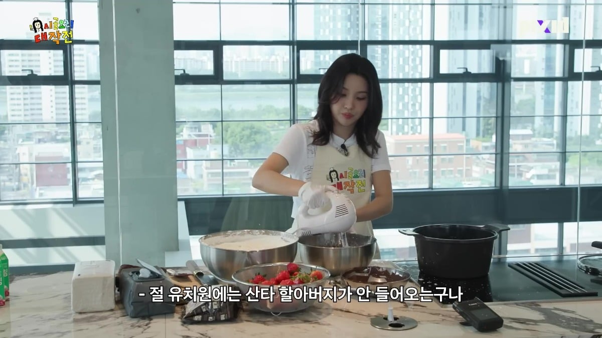 10단 딸기 시루 들고 부처님 생일파티 참석한 전소연.jpg | 인스티즈