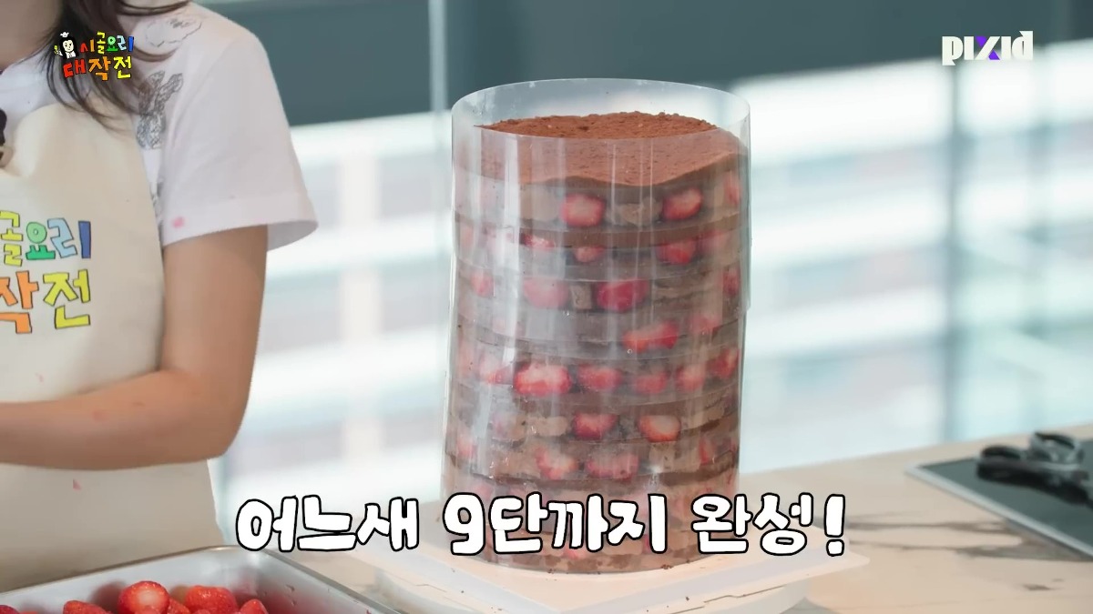 10단 딸기 시루 들고 부처님 생일파티 참석한 전소연.jpg | 인스티즈