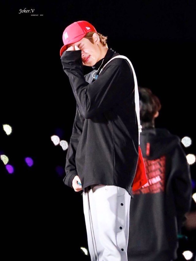 콘서트도중 우는 RM,정국이와 팬들을 조용하게 해줬던 맏형 ㅋㅋㅋ.jpgif | 인스티즈