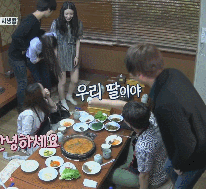 악착같이 조민기 옆으로 가는 남학생들.gif | 인스티즈