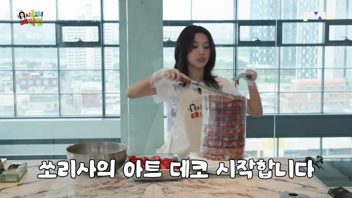 10단 딸기 시루 들고 부처님 생일파티 참석한 전소연.jpg | 인스티즈