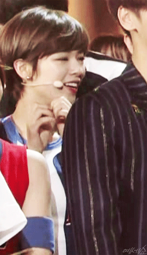 트와이스가 잘생긴 남자 아이돌 볼때와 남자팬 볼때의 반응.gif | 인스티즈