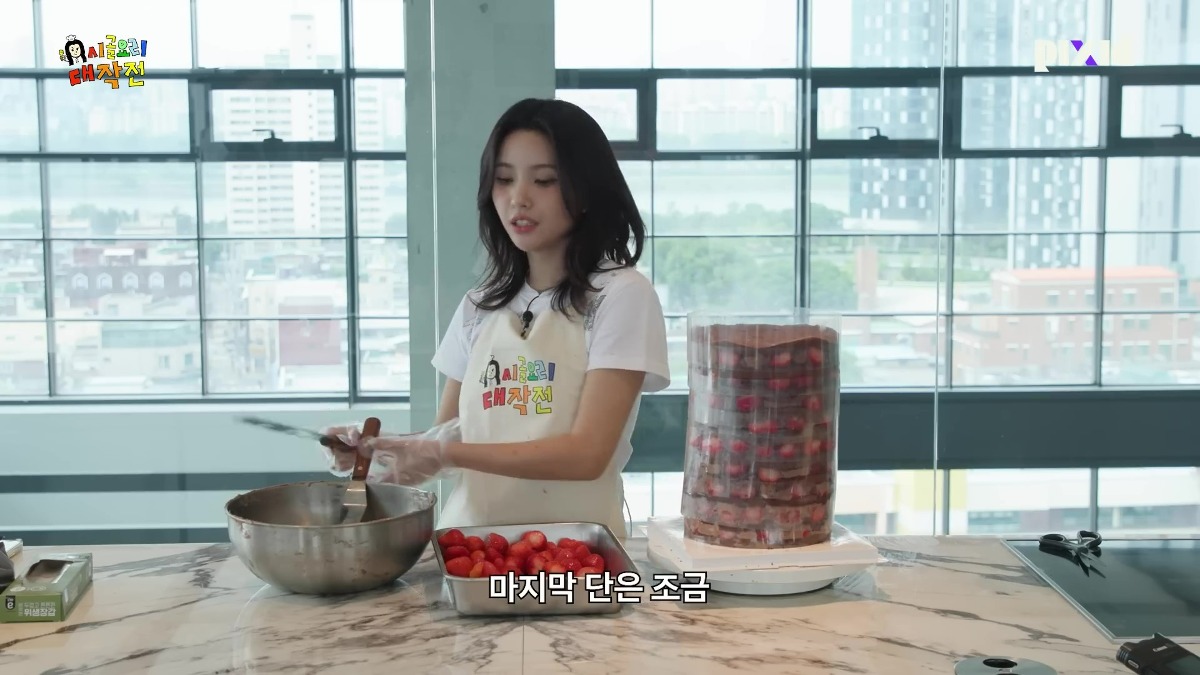 10단 딸기 시루 들고 부처님 생일파티 참석한 전소연.jpg | 인스티즈