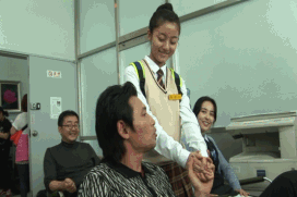내릴수록 멘붕오는 남녀 연예인 손크기 비교짤.jpg | 인스티즈