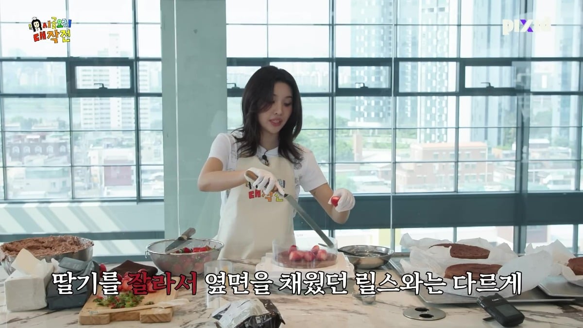 10단 딸기 시루 들고 부처님 생일파티 참석한 전소연.jpg | 인스티즈