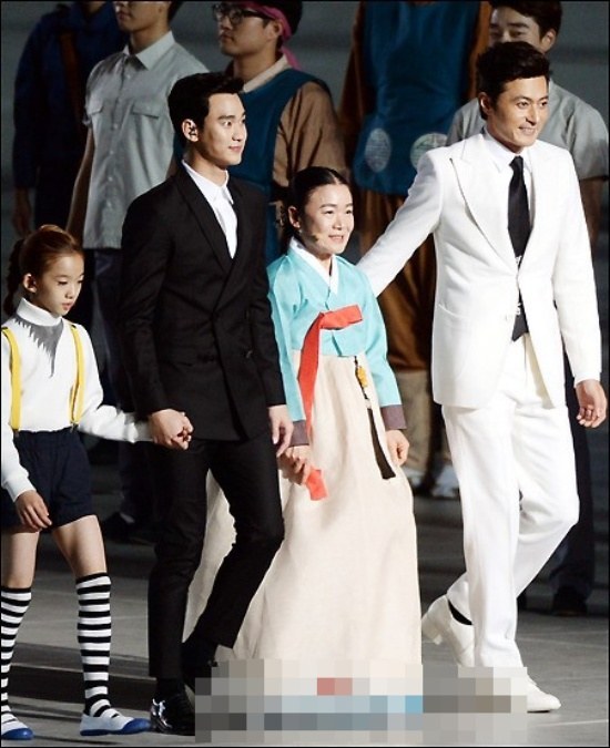 남자 연예인 중 최고 소두 | 인스티즈