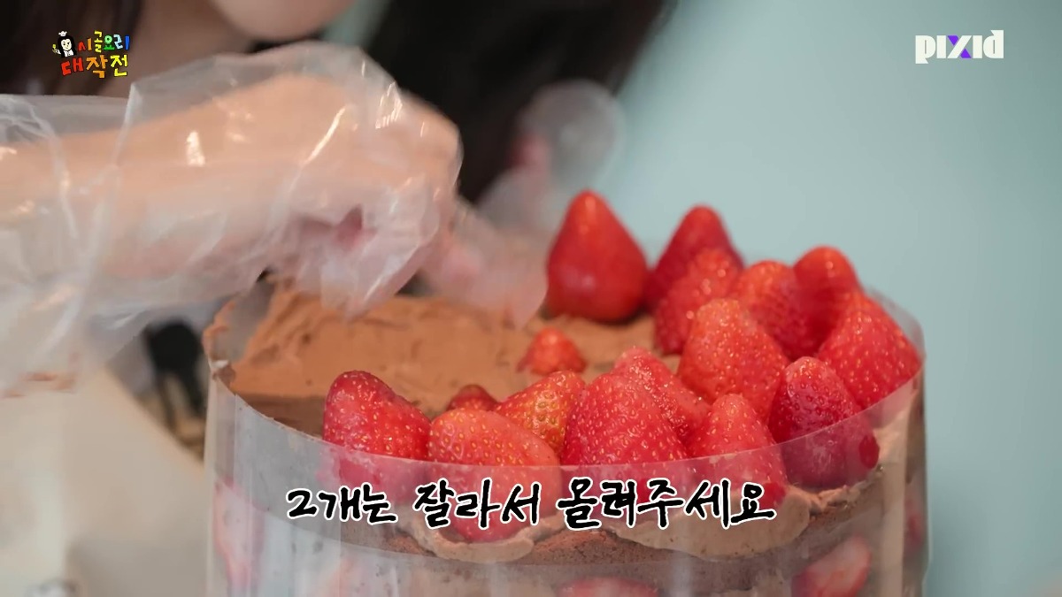 10단 딸기 시루 들고 부처님 생일파티 참석한 전소연.jpg | 인스티즈