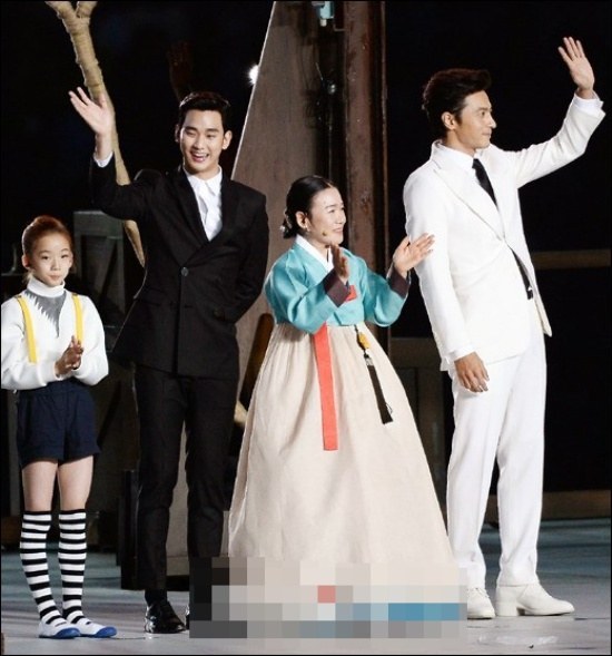 남자 연예인 중 최고 소두 | 인스티즈