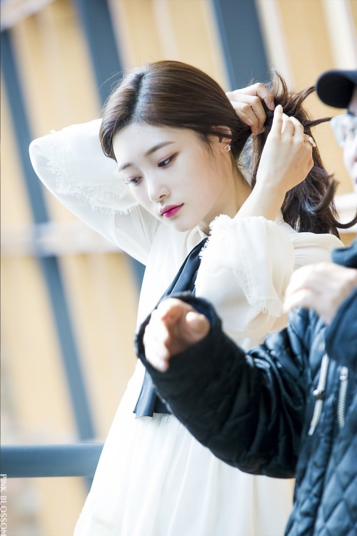 머리 묶으면 분위기가 확 달라지는 정채연 | 인스티즈