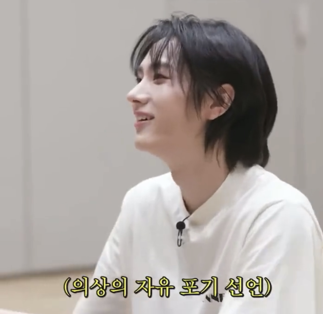 무대의상 절반이 크롭티인 남돌.jpg | 인스티즈