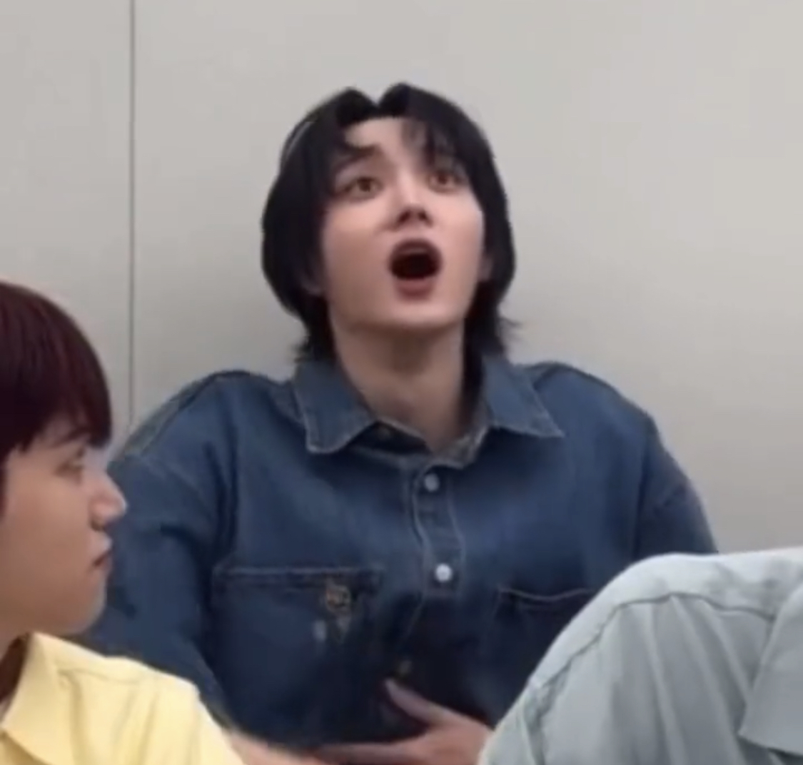 무대의상 절반이 크롭티인 남돌.jpg | 인스티즈