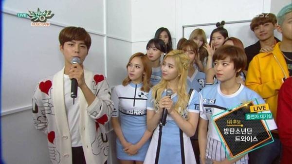 트와이스가 잘생긴 남자 아이돌 볼때와 남자팬 볼때의 반응.gif | 인스티즈