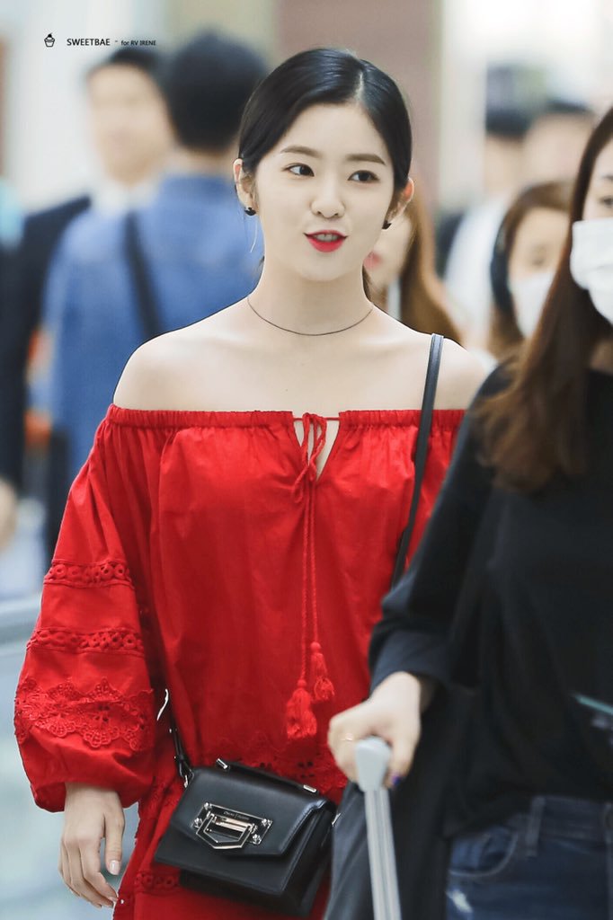오프숄더 애용하는 레드벨벳 아이린.jpgif | 인스티즈