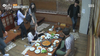 악착같이 조민기 옆으로 가는 남학생들.gif | 인스티즈