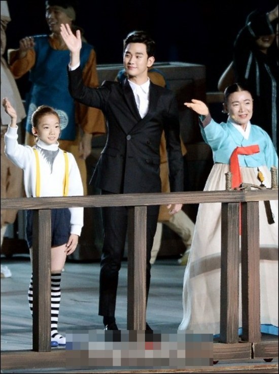 남자 연예인 중 최고 소두 | 인스티즈