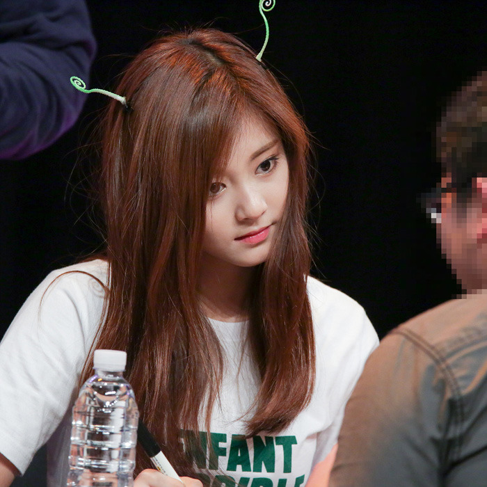 트와이스가 잘생긴 남자 아이돌 볼때와 남자팬 볼때의 반응.gif | 인스티즈